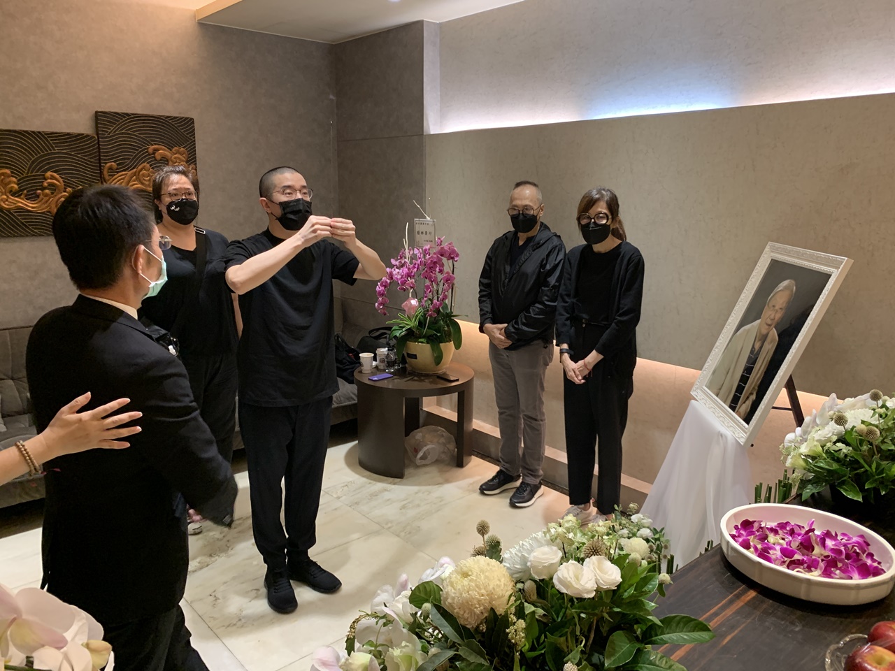 房祖名專程代表父親成龍、母親林鳳嬌來為李行導演捻香致意。（兩岸電影交流委員會提供）