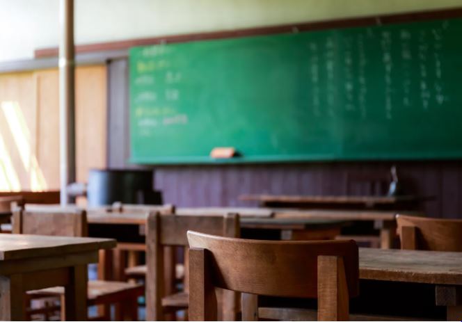 一名小三童摔作業還咬人，並與老師扭打起來，不過判決下場，老師GG了。（示意圖：pakutaso）