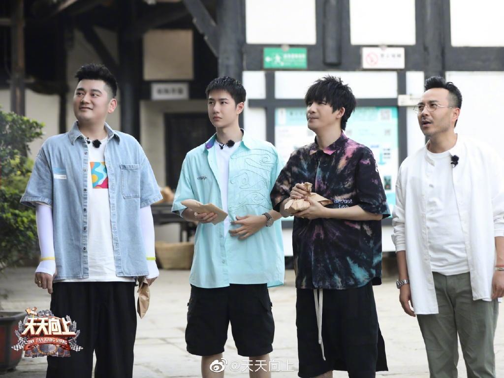錢楓(左起)、王一博、大張偉與汪涵是《天天向上》主持群,有「天天兄弟」之稱。(翻攝天天向上微博)