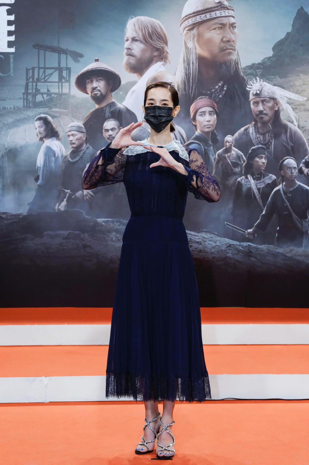 擔任台劇《斯卡羅》女主角的温貞菱穿著與郭婞淳相同的Aika珍珠水鑽高跟鞋。（Rene Caovilla提供）