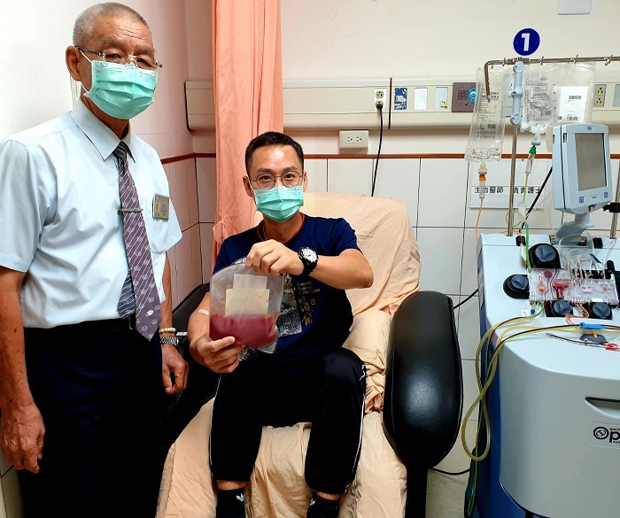 羅國方（右）在志工曾庚申（左）陪伴下，順利在父喪期間完成捐髓心願。（慈濟基金會提供）