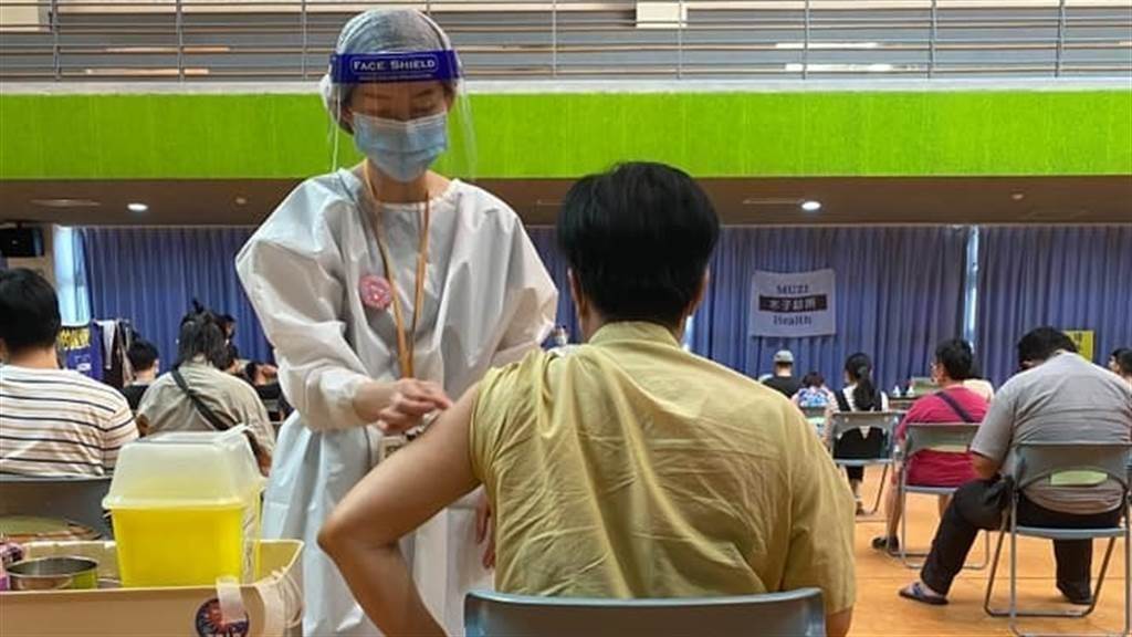 有慢性病史的陸姓作家接種高端後疫苗後死亡,預計今日進行司法相驗。(翻攝自陸姓作家臉書)