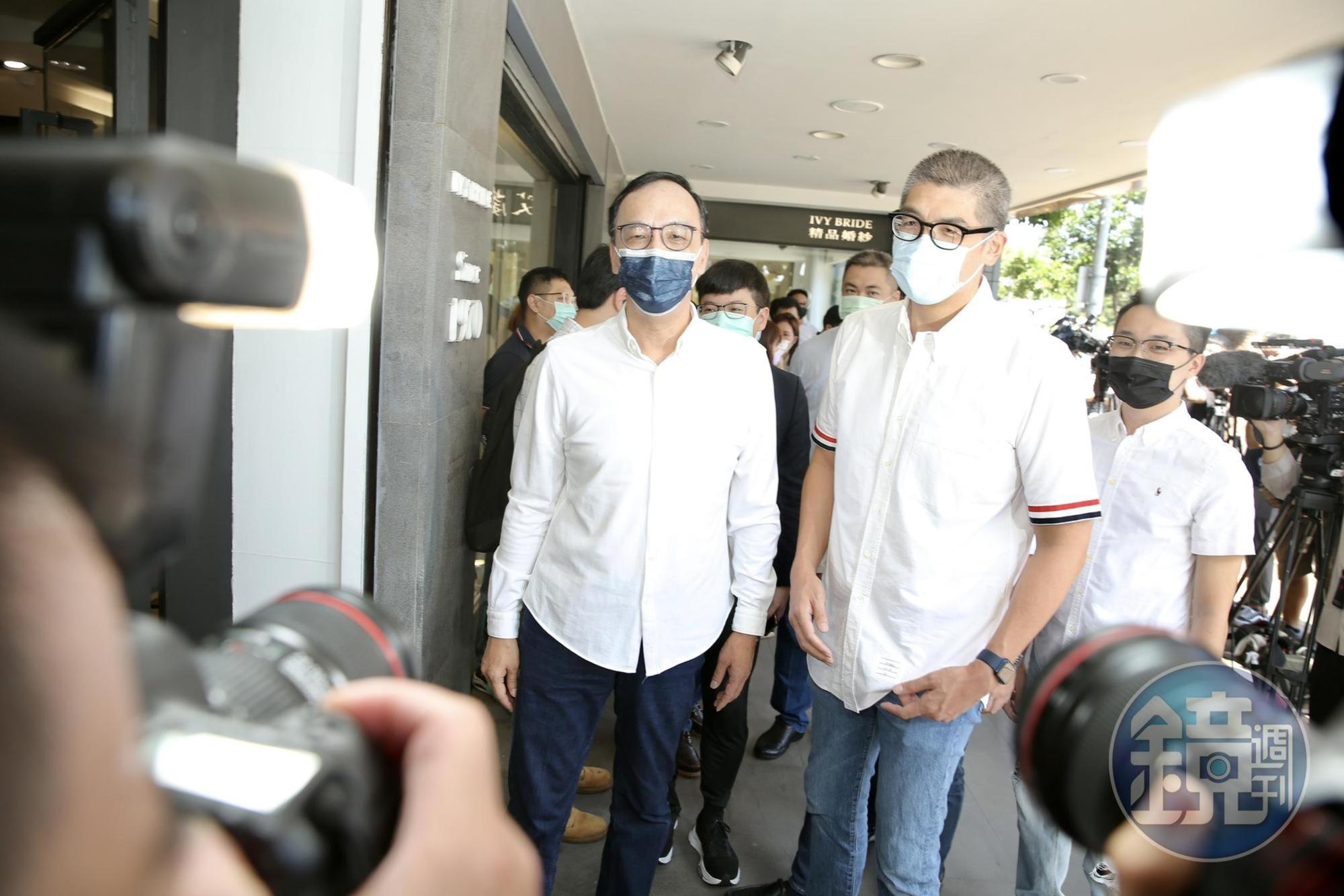 國民黨主席選舉進入倒數階段，前新北市長朱立倫今天與中央委員連勝文公開合體。