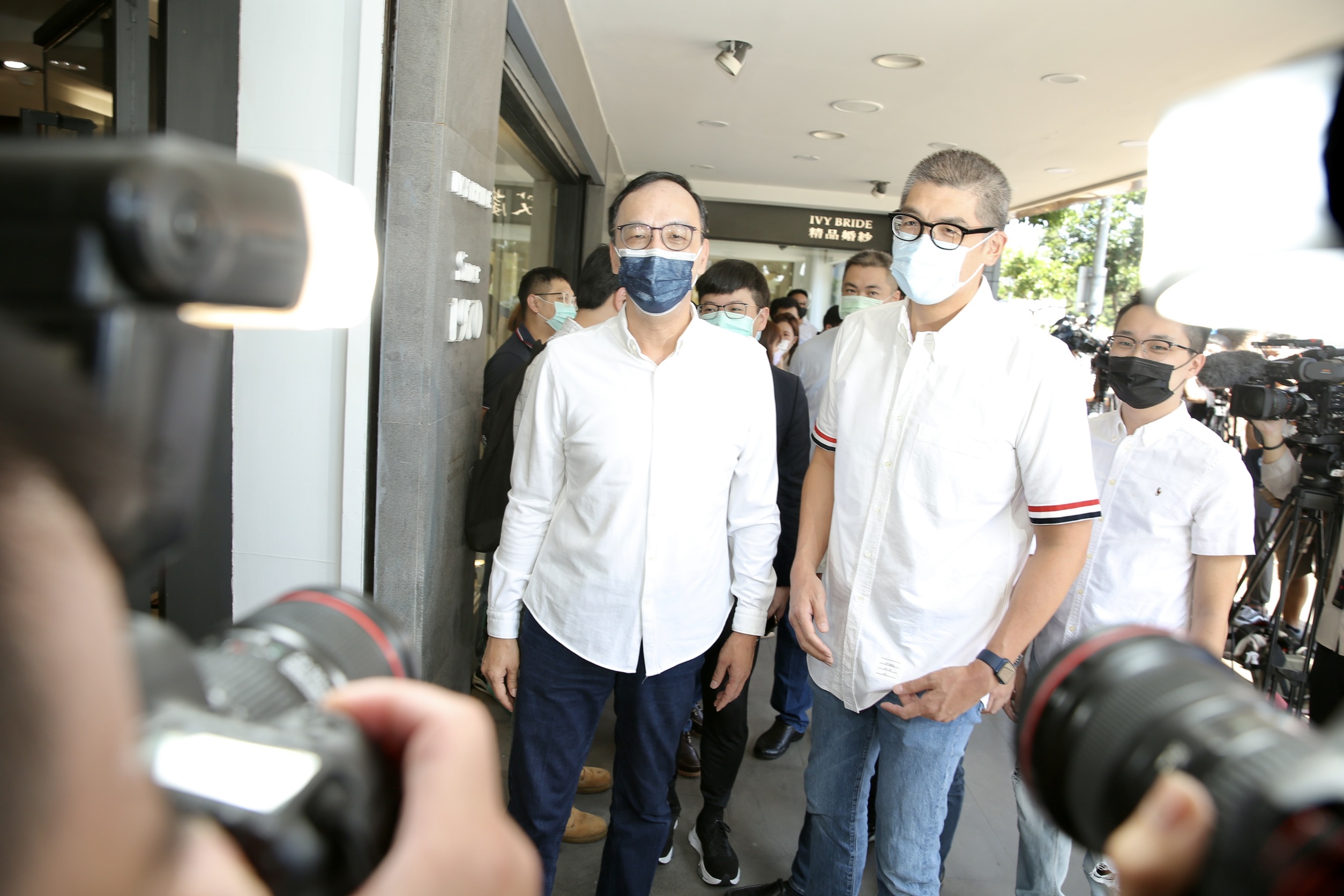 國民黨主席選舉進入倒數階段，前新北市長朱立倫今天與中央委員連勝文公開合體。