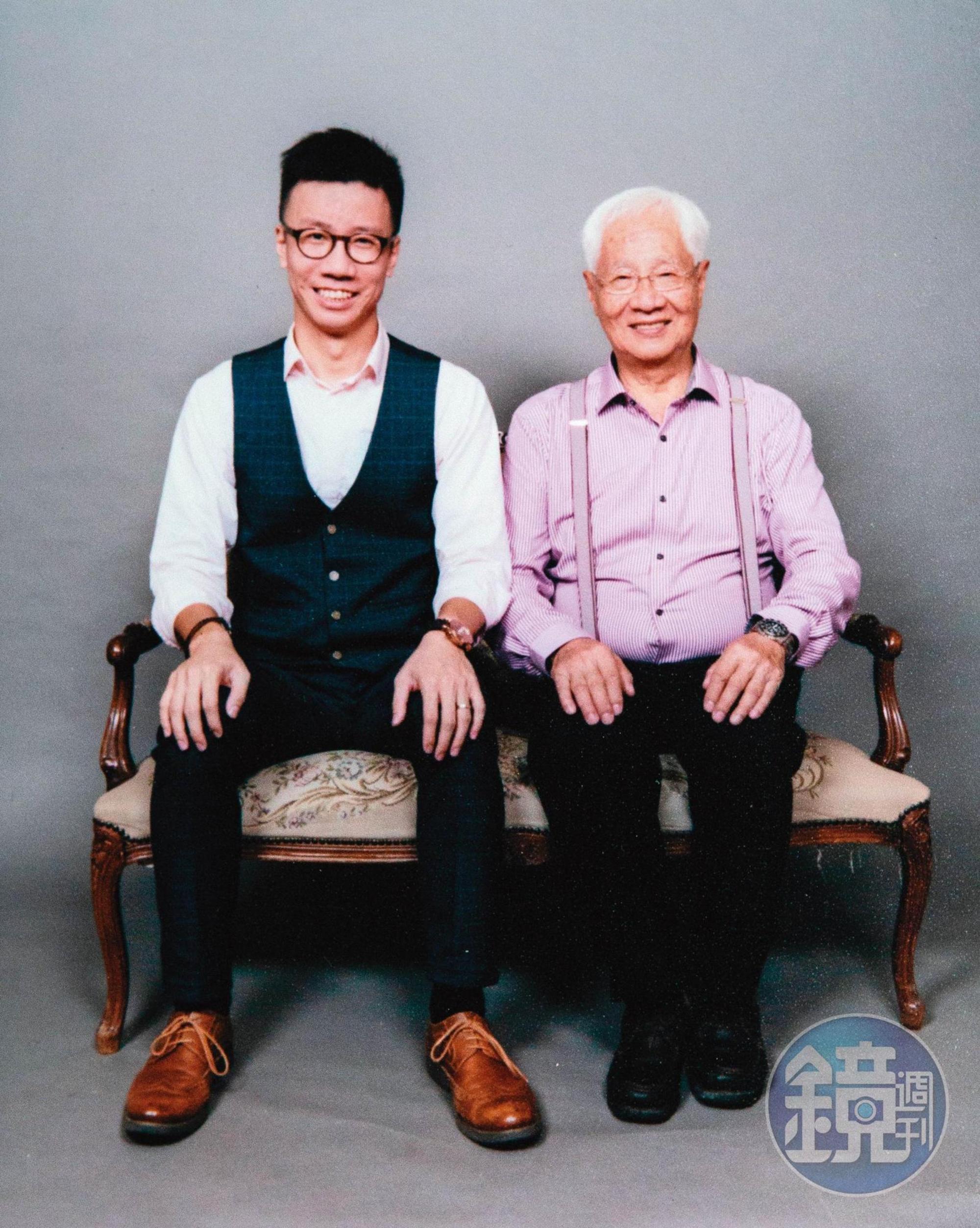 曾志豪(左)與父親(右)感情好,曾一起去香港老相館合影。(曾志豪提供)