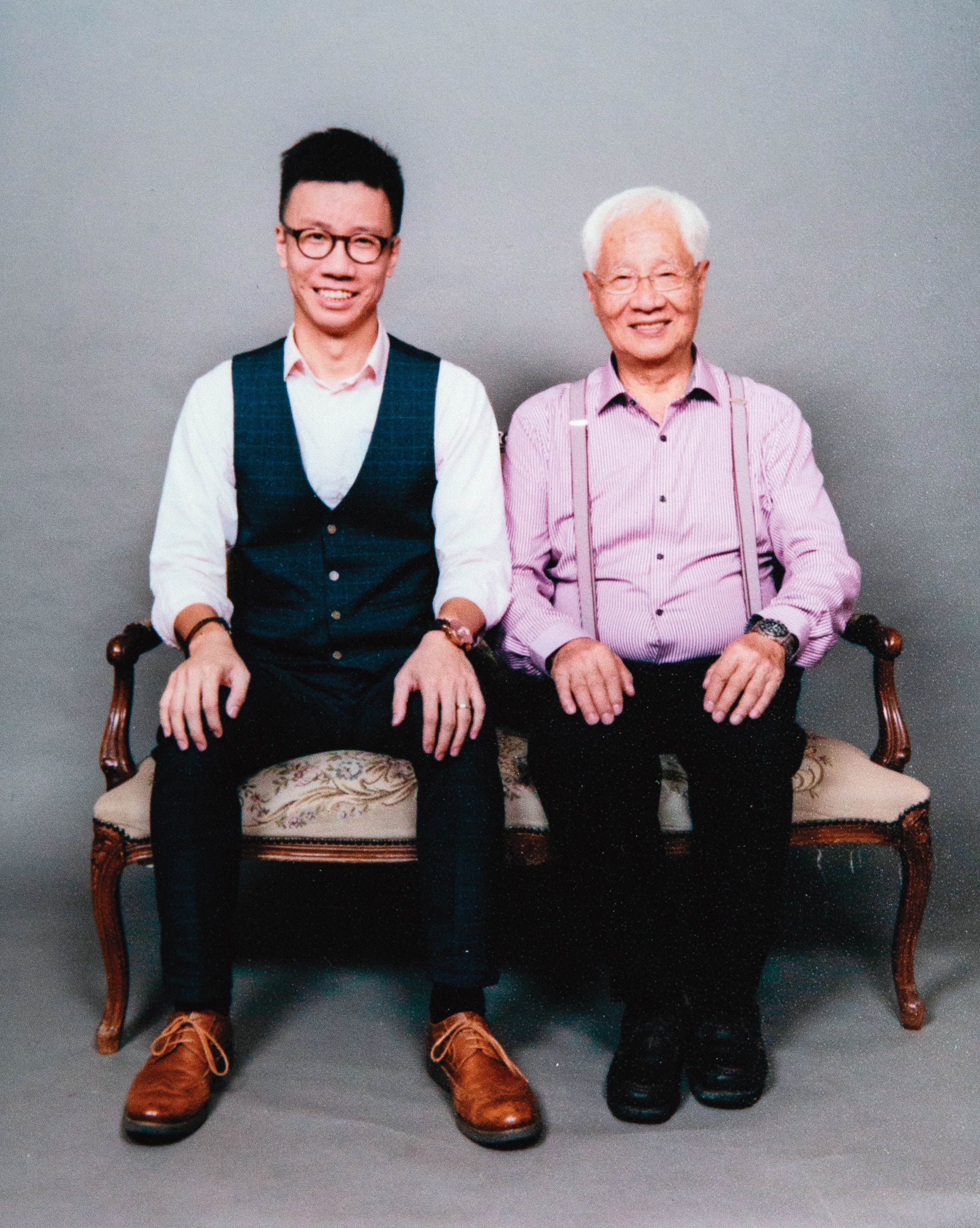 曾志豪（左）與父親（右）感情好，曾一起去香港老相館合影。（曾志豪提供）