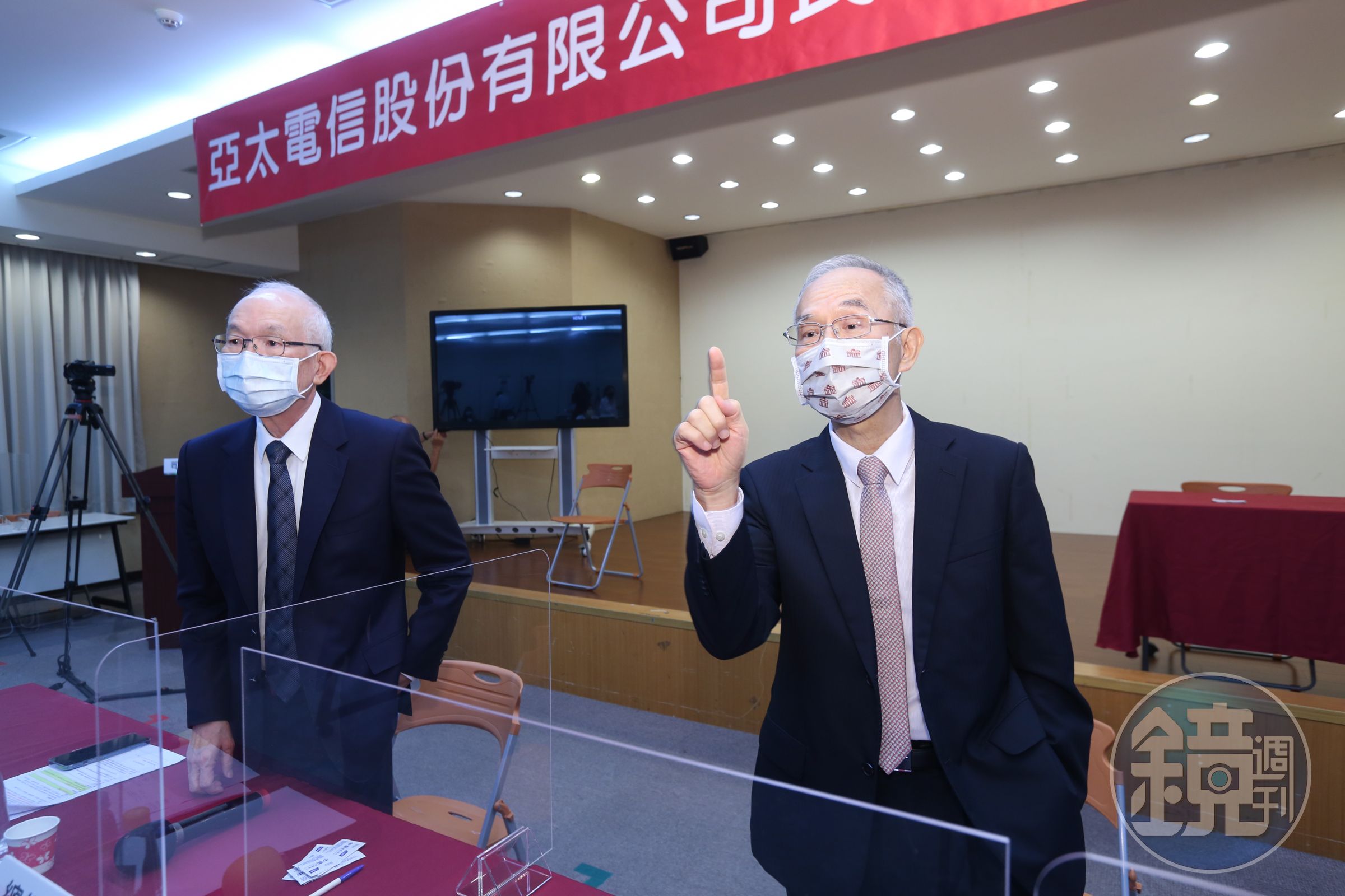 亞太電信26日將董事長改選，本刊掌握，董事長呂芳銘（右）將交棒黃南仁（左）。