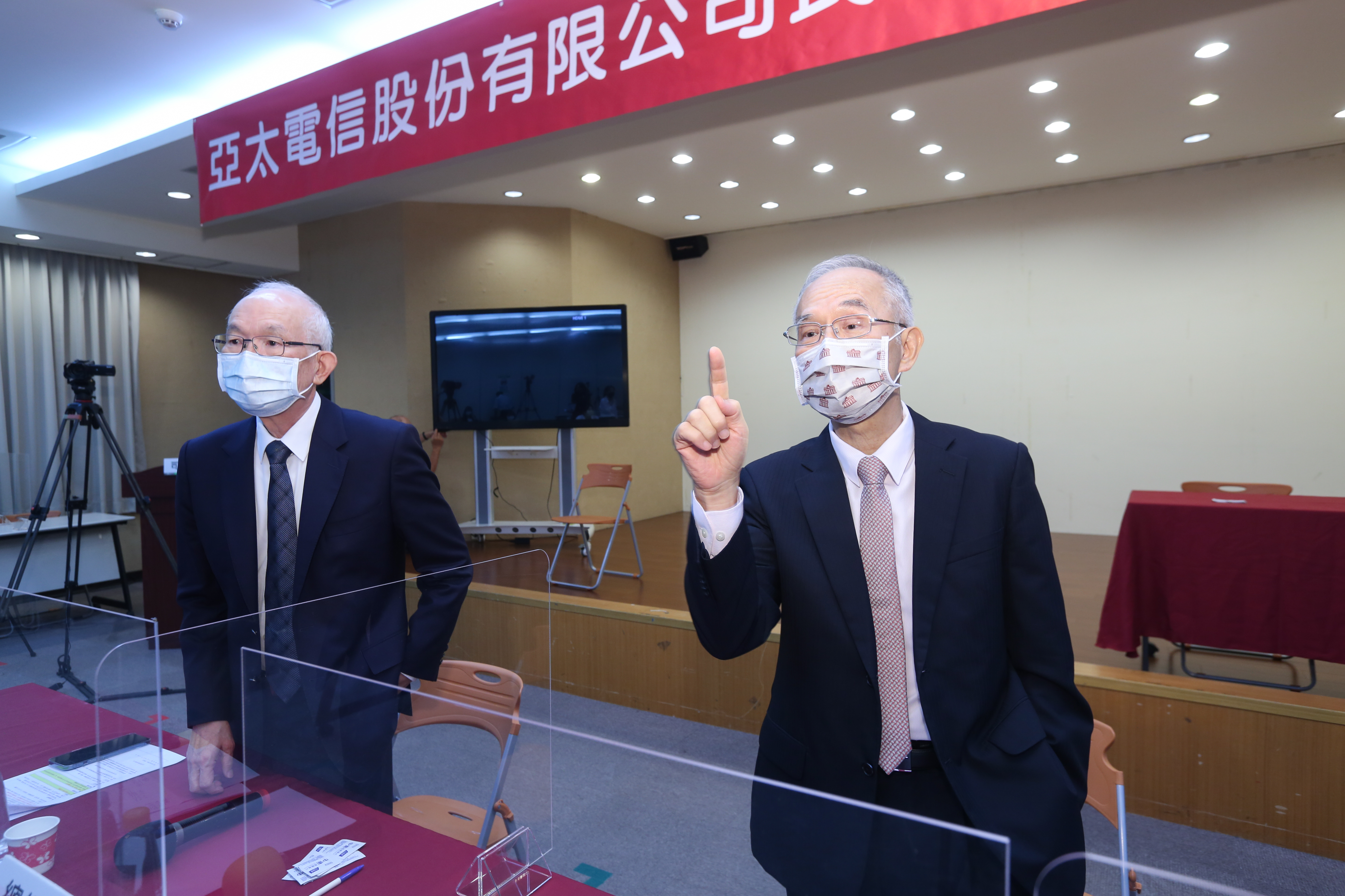 亞太電信26日將董事長改選，本刊掌握，董事長呂芳銘（右）將交棒黃南仁（左）。