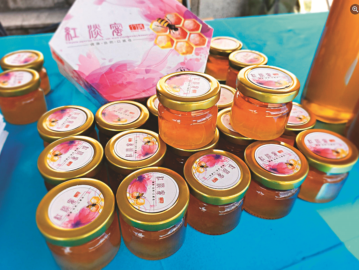綠竹園農場採收的紅淡花蜜,微酸、琥珀色澤偏紅,風味獨特優雅。