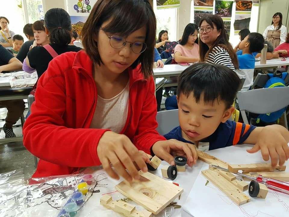 「飛海手作工作室」吸引許多遊客與當地居民前往課程學習。