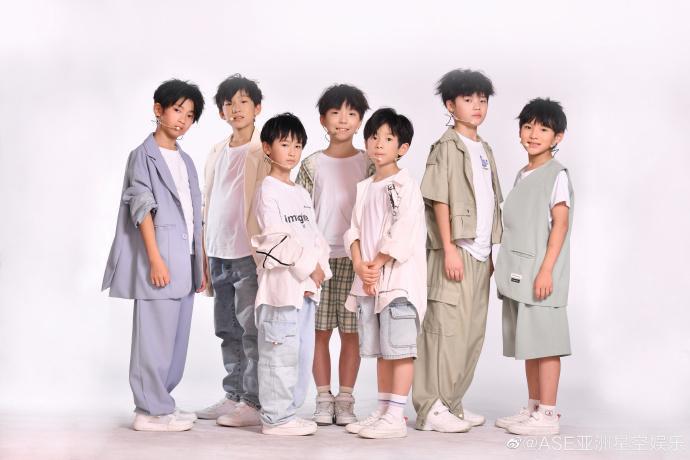「天府少年團」7名成員平均只有8歲引起爭議，沒想到才出道5天，經紀公司火速宣布解散。（翻攝ASE亞洲星空娛樂微博）