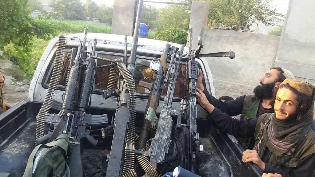 塔利班軍閥接收美國大量的軍火設備。（翻攝塔利班組織發言人Suhail Shaheen推特）