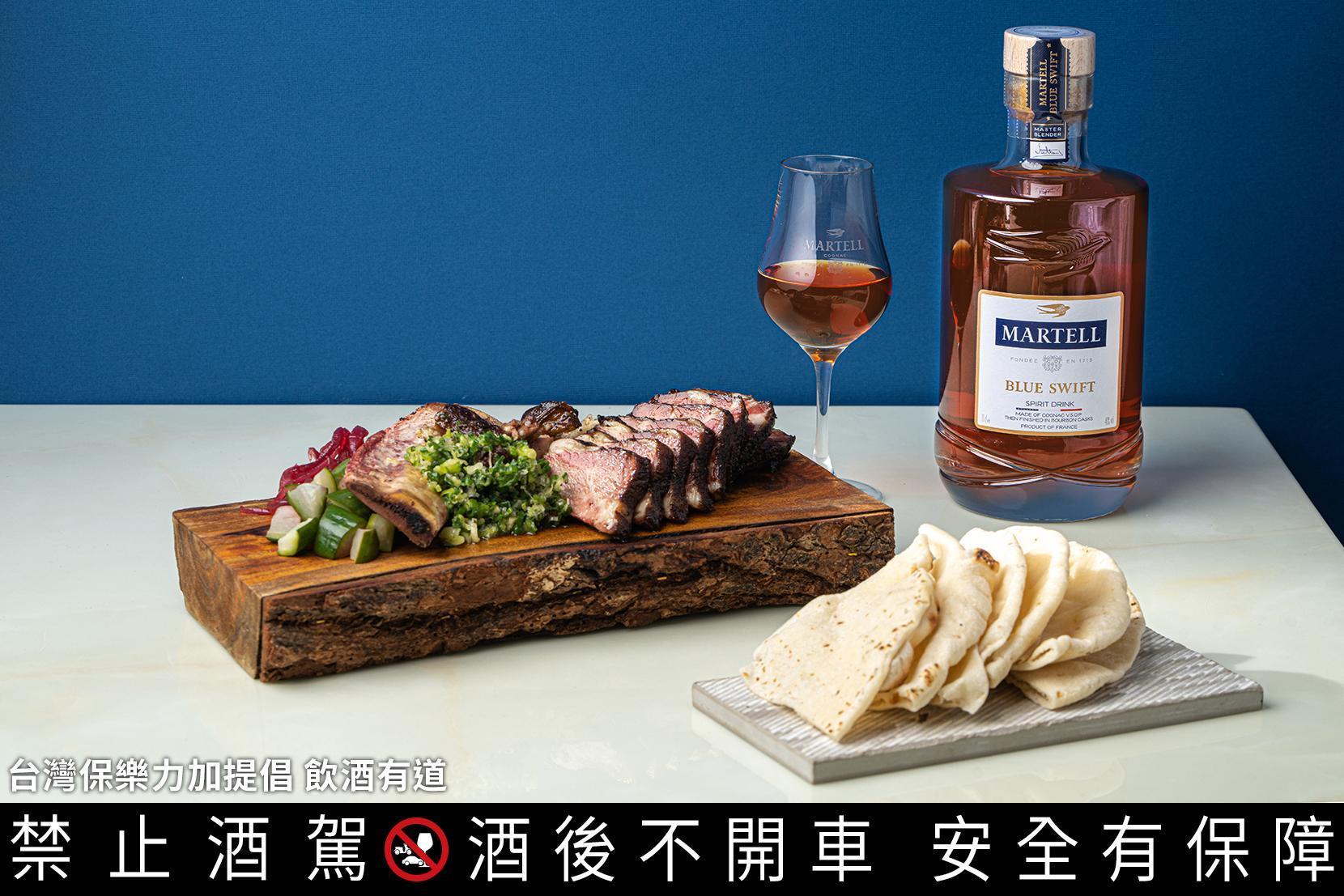 「馬爹利慢煮牛小排」口袋餅夾著肉大口吃,適合佐馬爹利藍淬燕白蘭地。