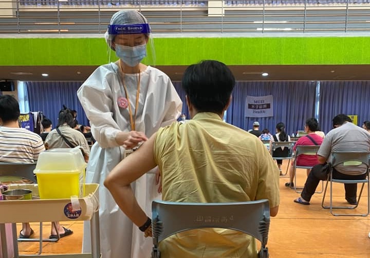 陸姓作家23日在臉書分享接種高端疫苗的照片。（翻攝自陸姓作家臉書）