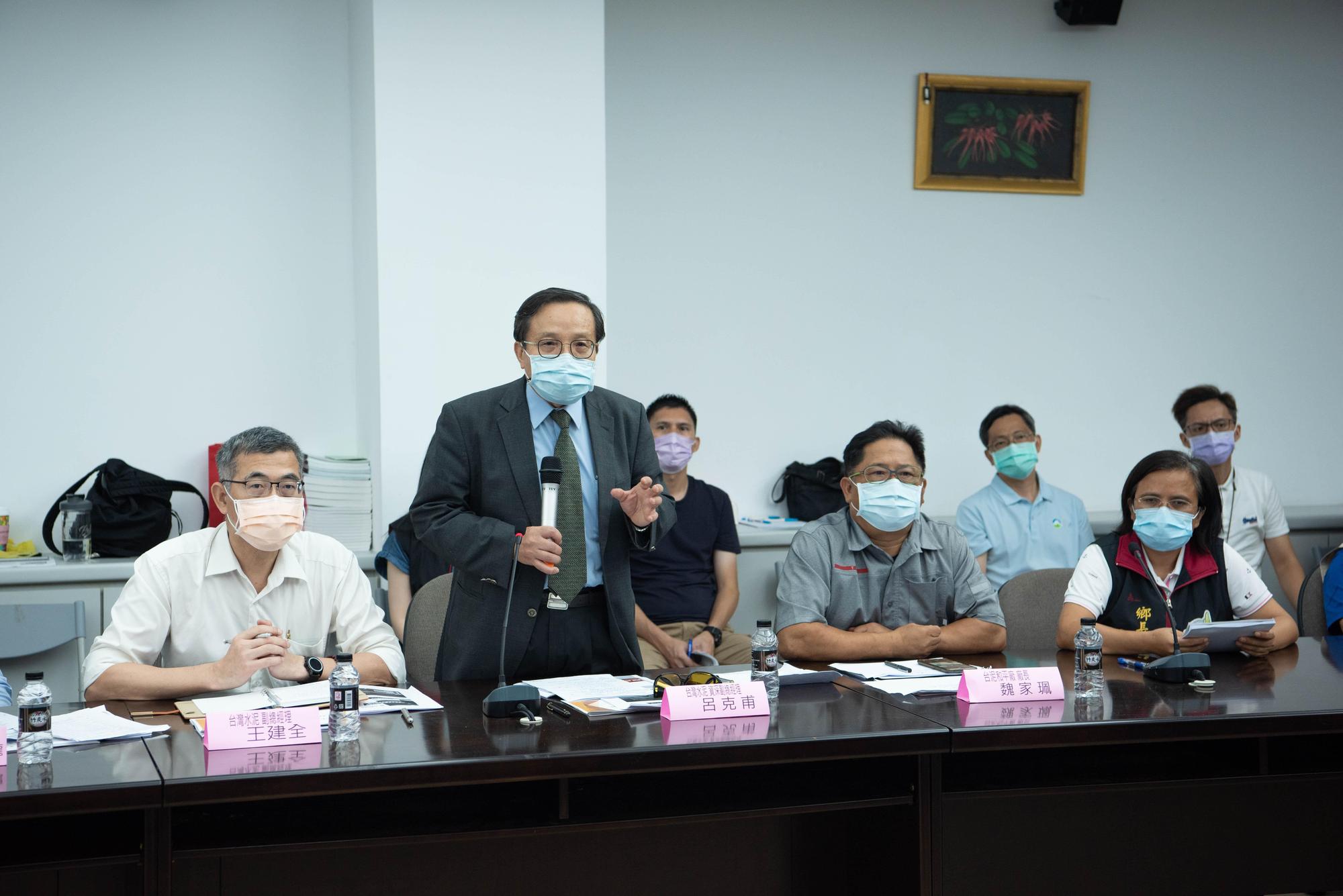 台泥資深副總呂克甫強調，水泥窯協同處理廢棄物的技術是目前最先進的垃圾處理方式。（台泥提供）