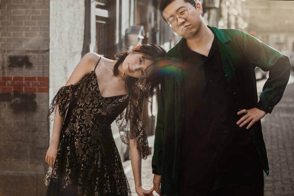 李誕因不當言行遭罰87萬人民幣（約新台幣375萬元），左為前妻「黑尾醬」。（翻攝自李誕微博）