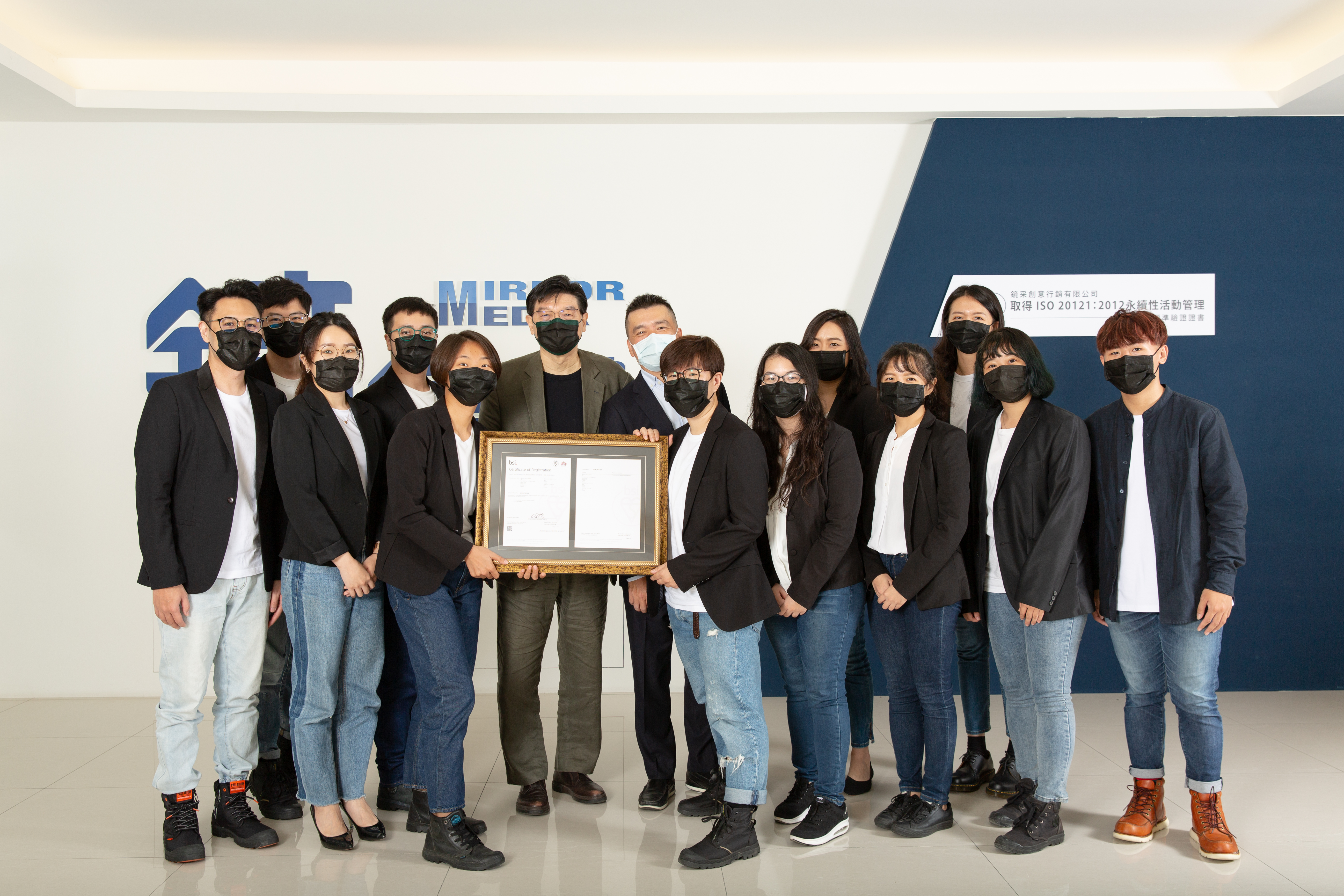 鏡傳媒集團裴偉董事長、總經理洪靖智與鏡采創意團隊。