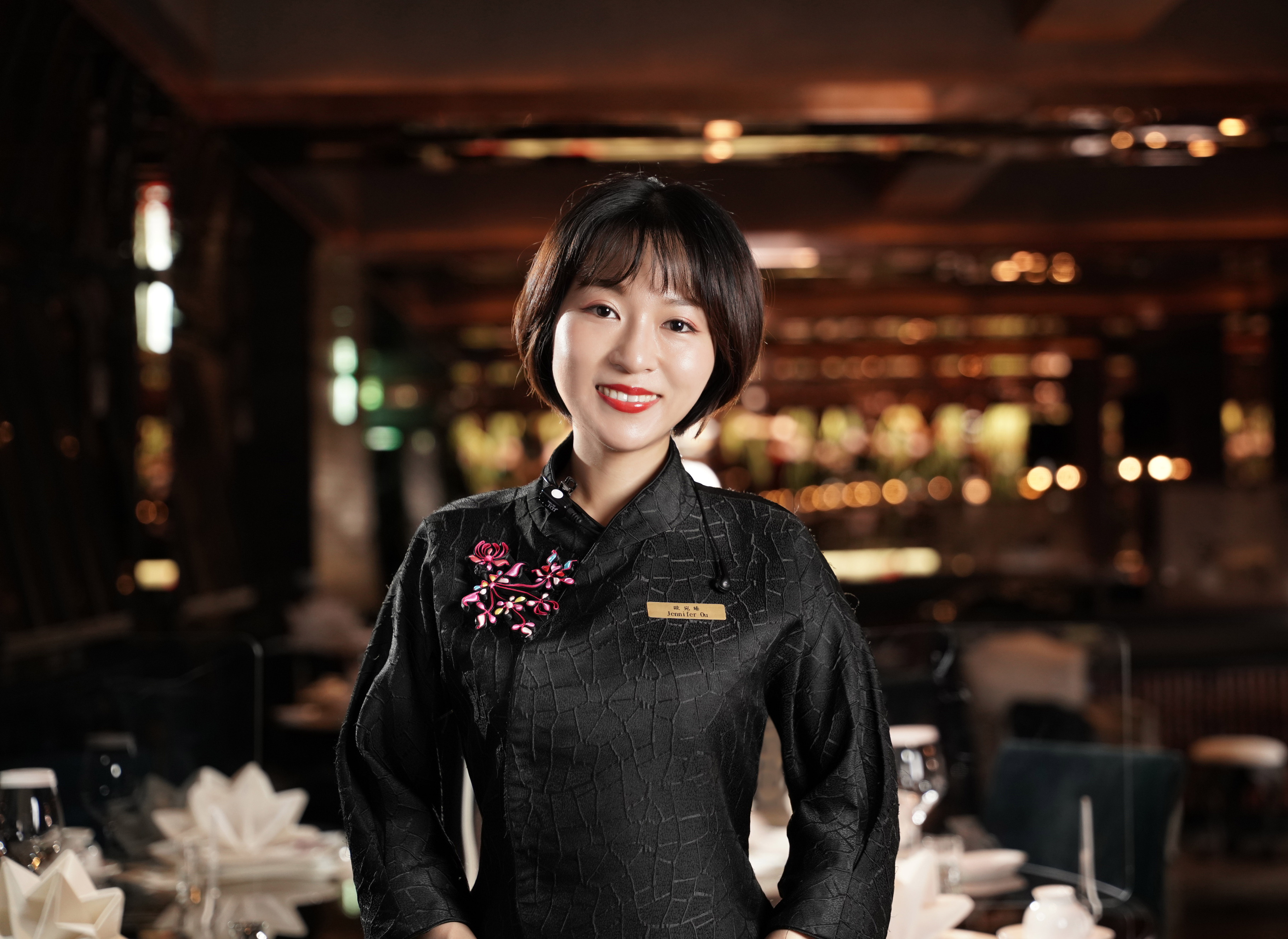 蟬聯四屆米其林三星「頤宮」外場經理歐宛臻獲頒《台北台中米其林指南 2021》最佳服務大獎。（君品酒店提供）