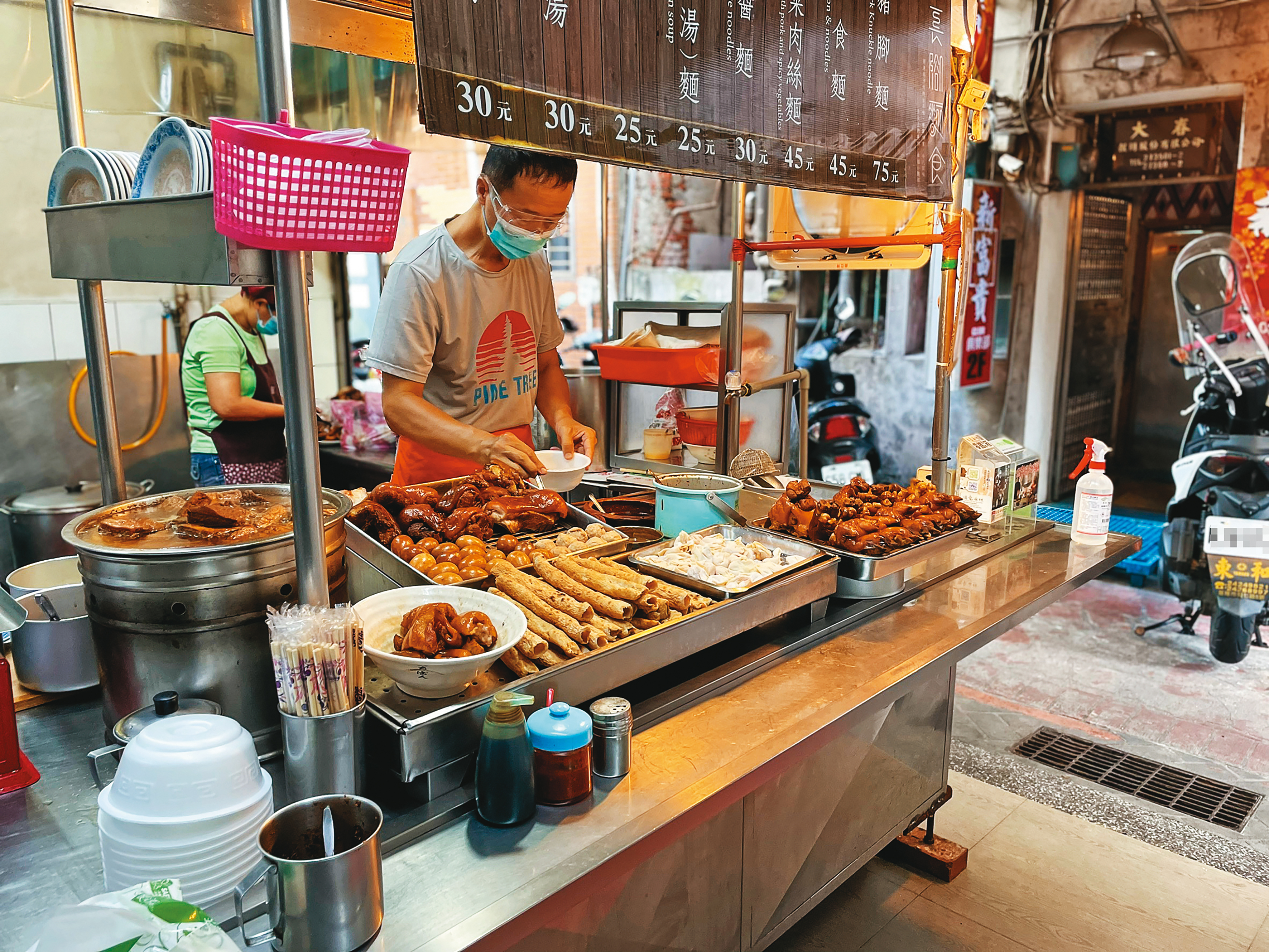「長腳麵食」為基隆人最愛的麵店之一，疫情期間配合政策「禁止內用」，改為全外帶服務。