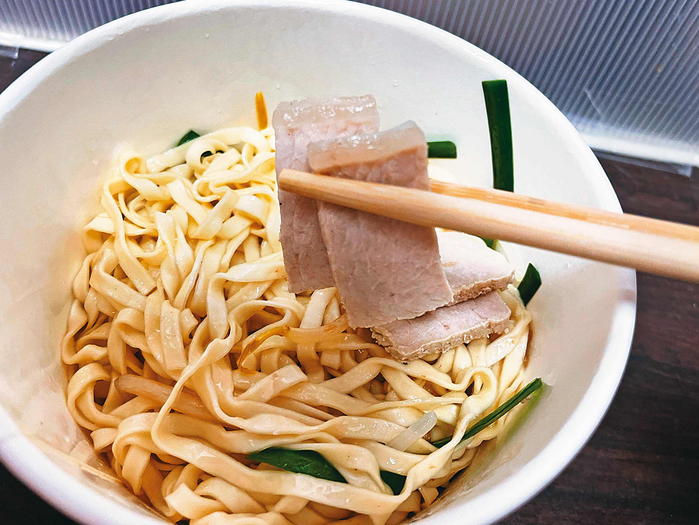 帶點肥肉的里肌肉與乾麵配著吃，為阿忠麵店的特色。