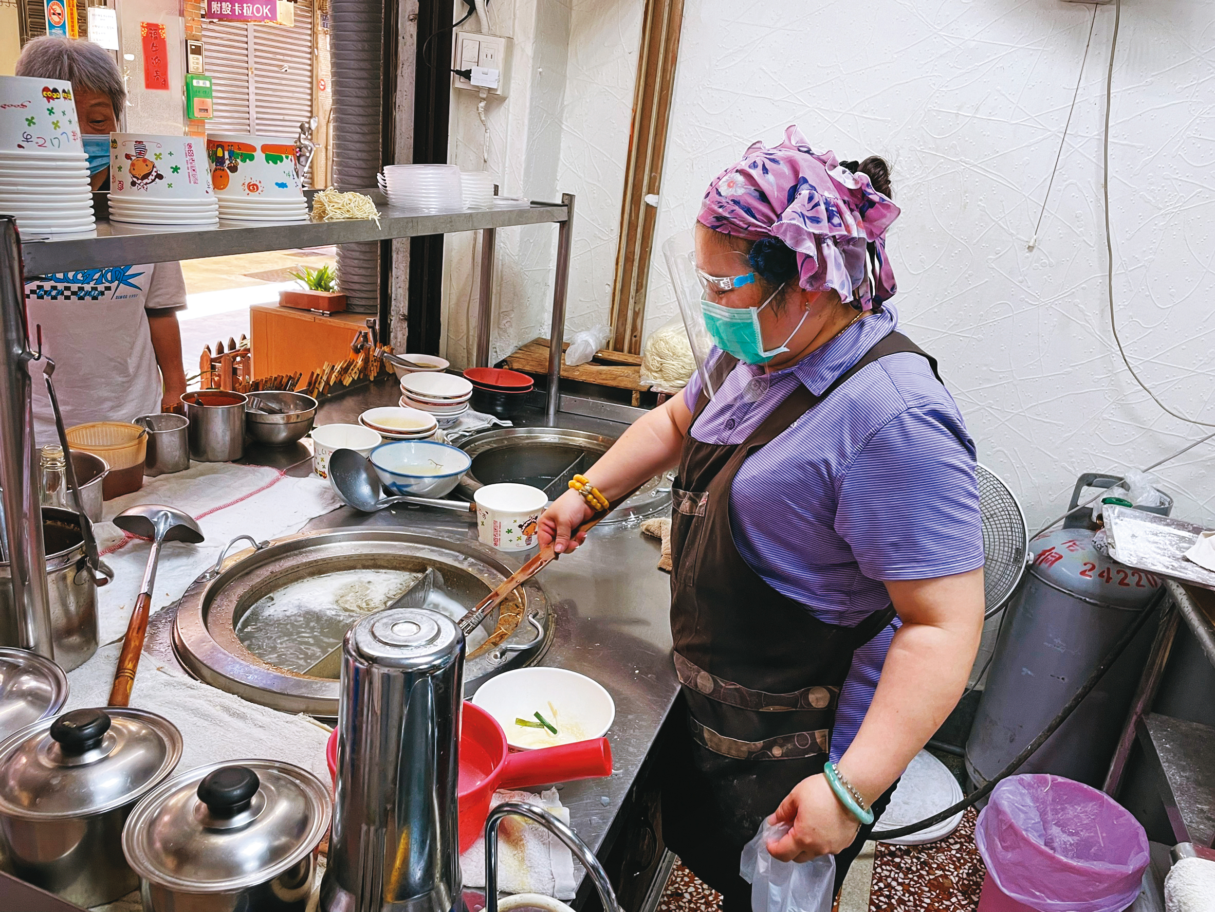 「阿忠麵店」現為二代媳婦接手，每天在店裡親自烹調麵食。