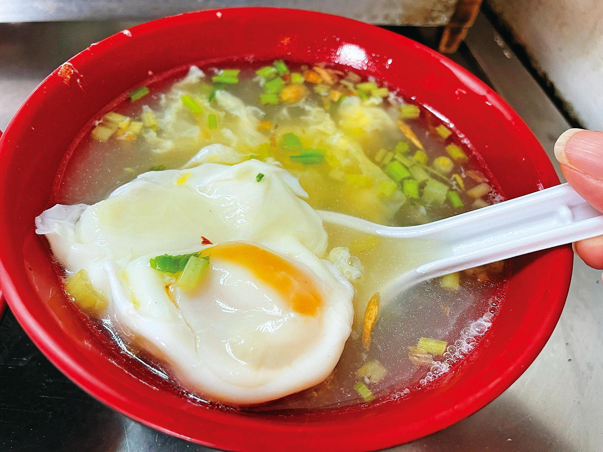 「餛飩湯」加上蛋包,讓湯頭喝起來帶有不同層次感。