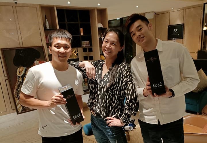 吳宜倫（中）為王齊麟（右）、李洋（左）之經紀人，與悠遊卡公司的合作卻引發爭議。（翻攝自吳宜倫臉書）