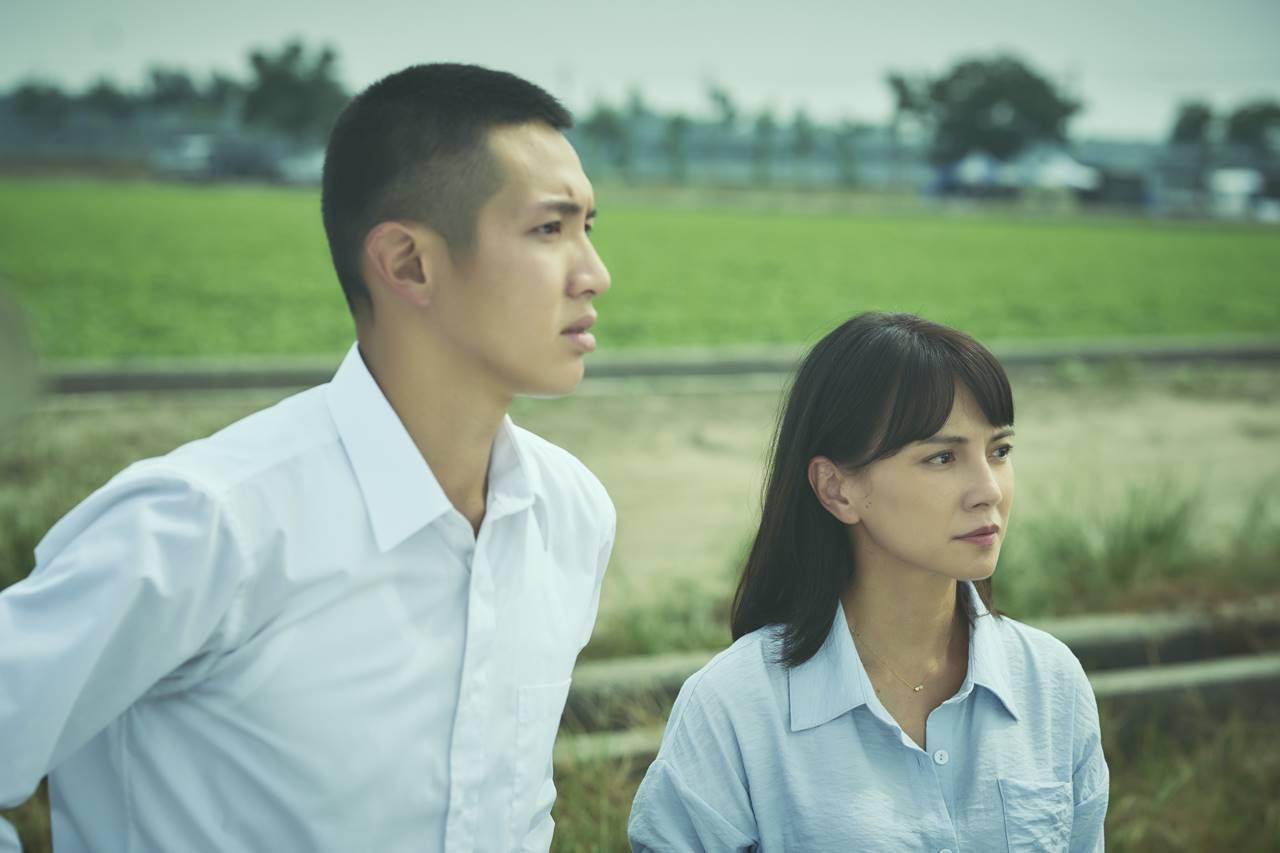 柯震東與李心潔談一段有差距的戀愛，讓李心潔在拍戲過程中摸索愛上一個人的瞬間。（双喜電影提供）