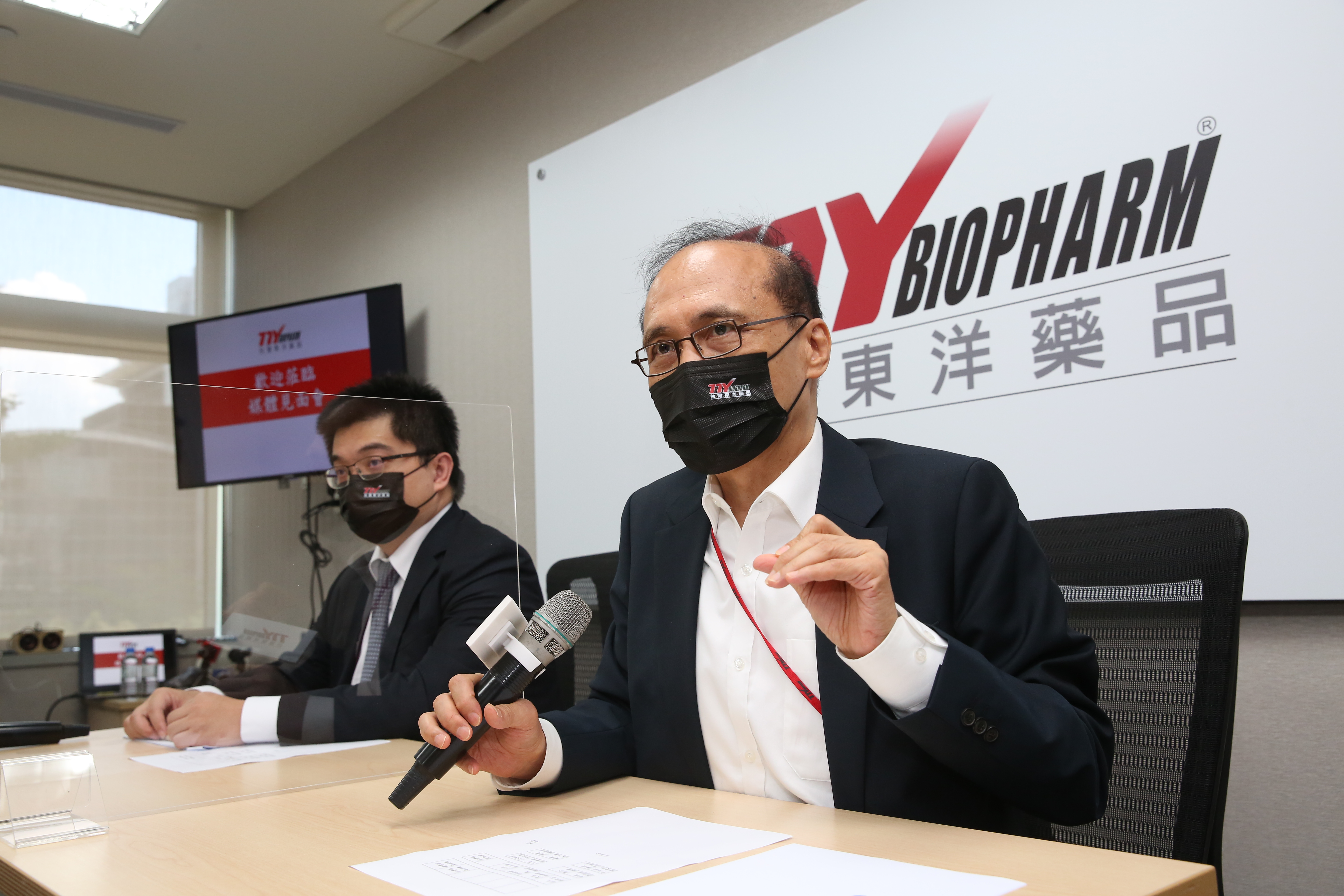 林全（右）自曝已接種莫德納疫苗。