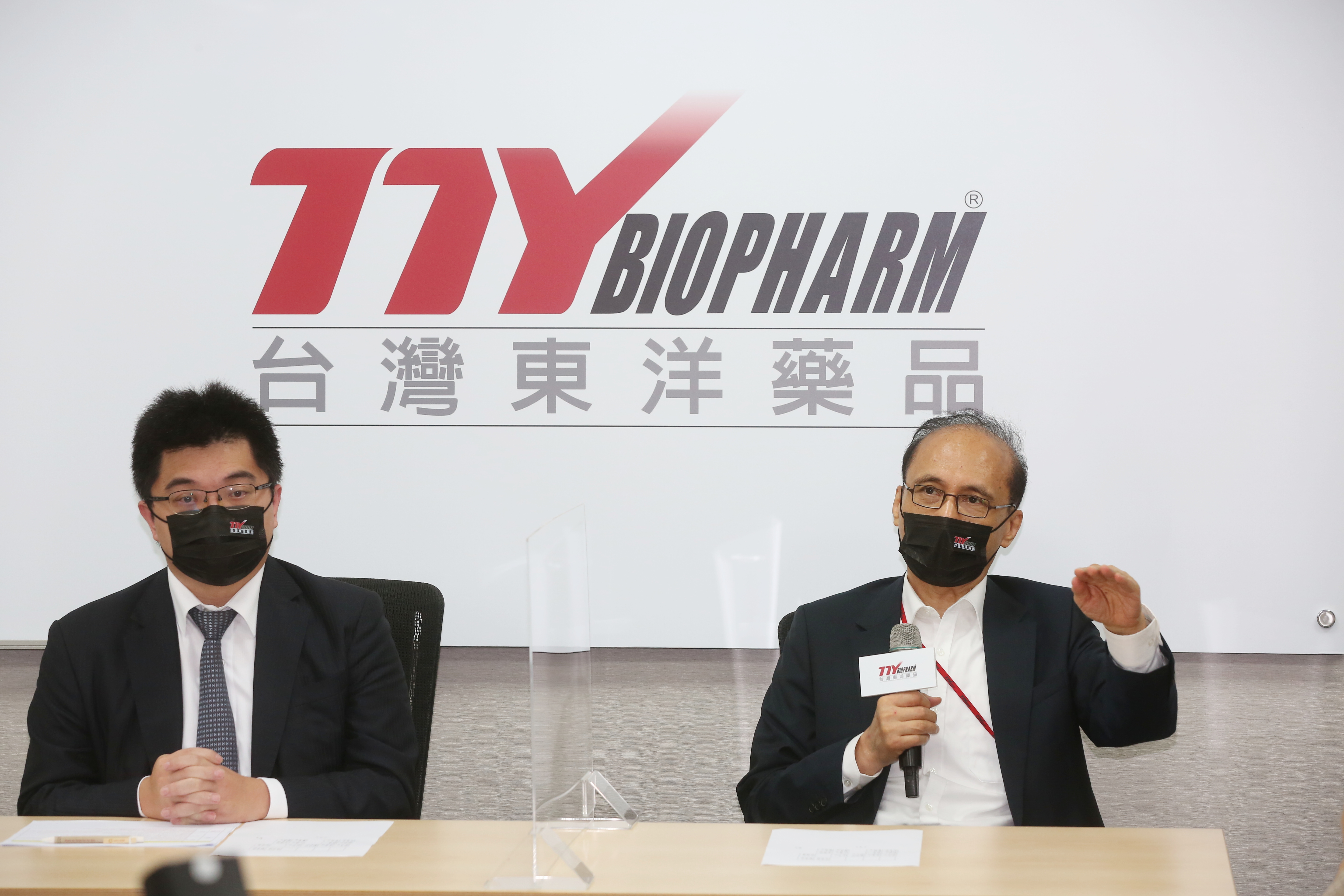 東洋是否再爭取代理BNT疫苗，林全（右）笑說看緣分。