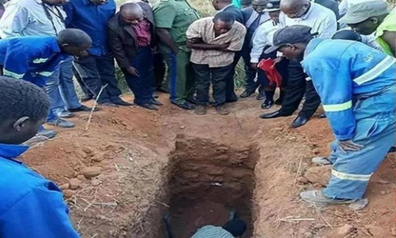 非洲一位年輕的牧師詹姆士，經活埋後窒息身亡。（翻攝Pan African臉書）