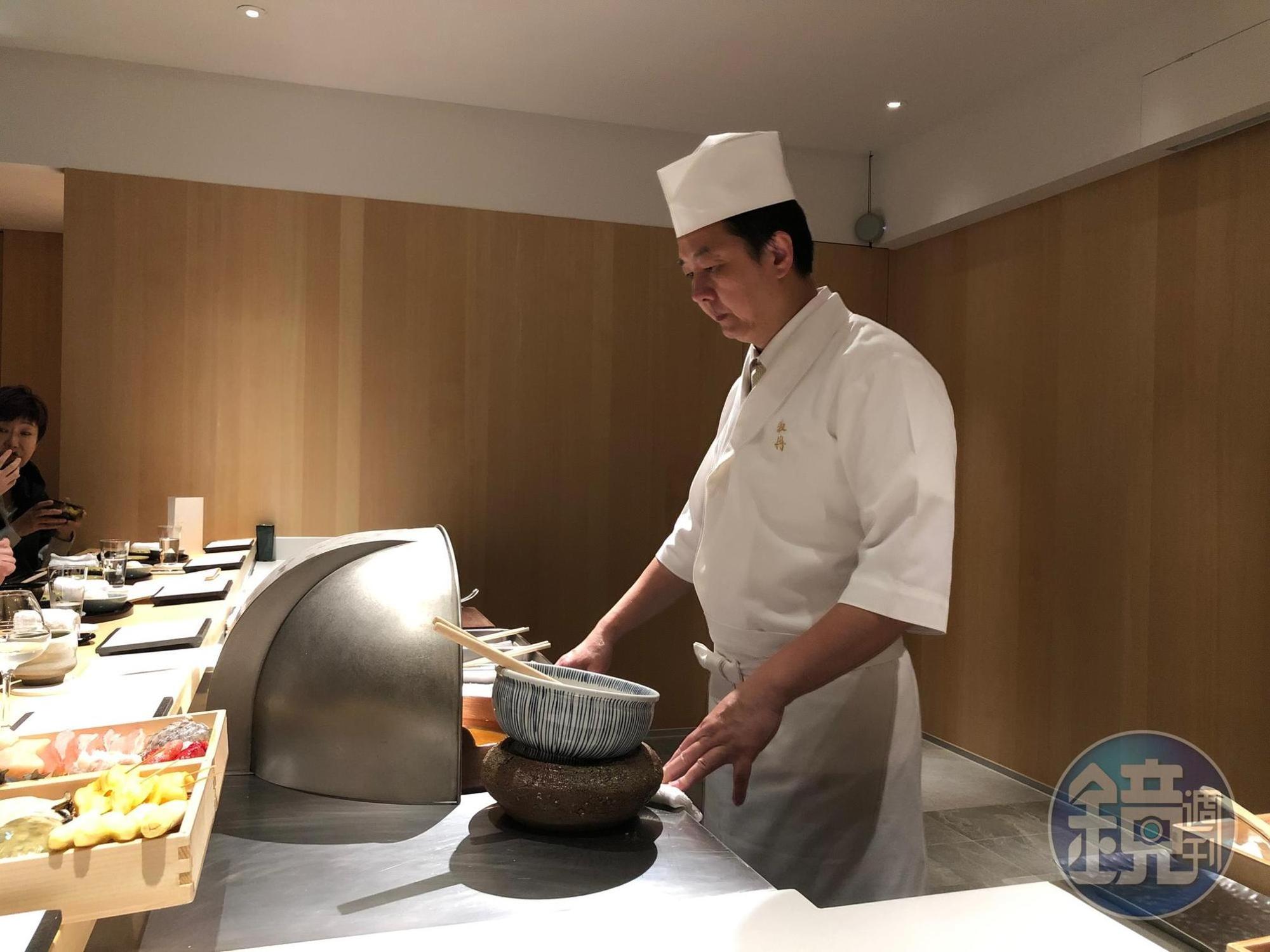 「牡丹」天婦羅主廚在桌前為客人料理。
