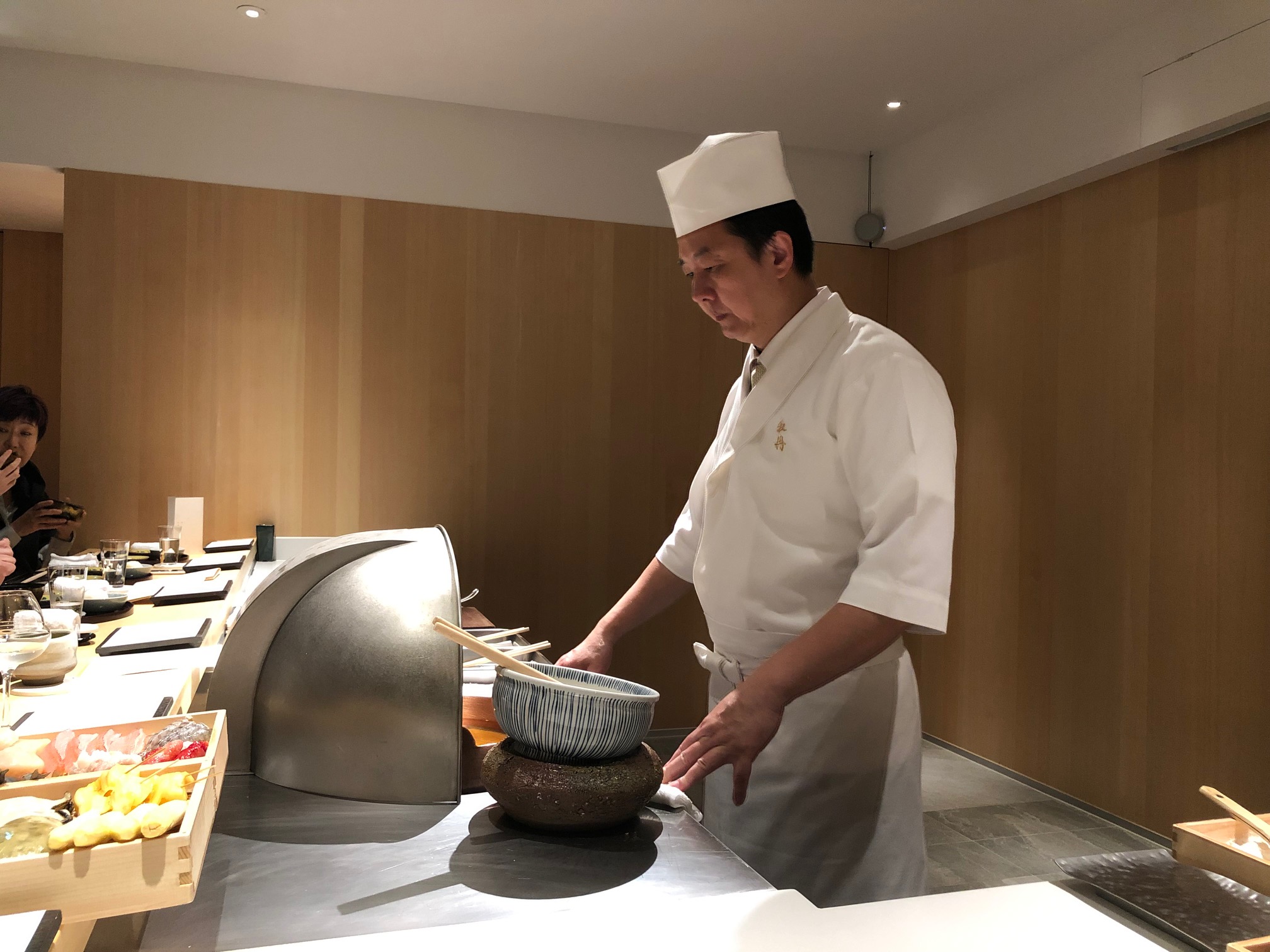 「牡丹」天婦羅主廚在桌前為客人料理。