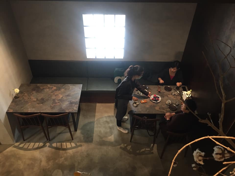 台中一星餐廳法式現代料理「澀Sur-」空間小、位席少，簡單自成風格。（讀者陳小姐提供）