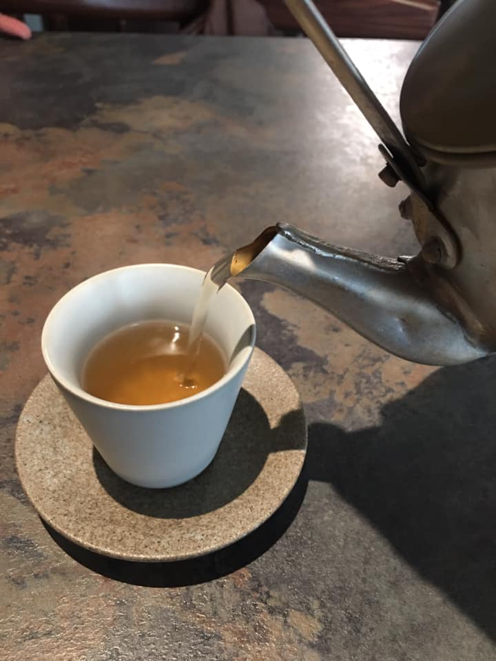 把剝皮辣椒湯盛在小茶壺中，上桌後緩緩倒入聞香杯，除了湯的味道極濃極香外，溫度恰好。（讀者陳小姐提供）