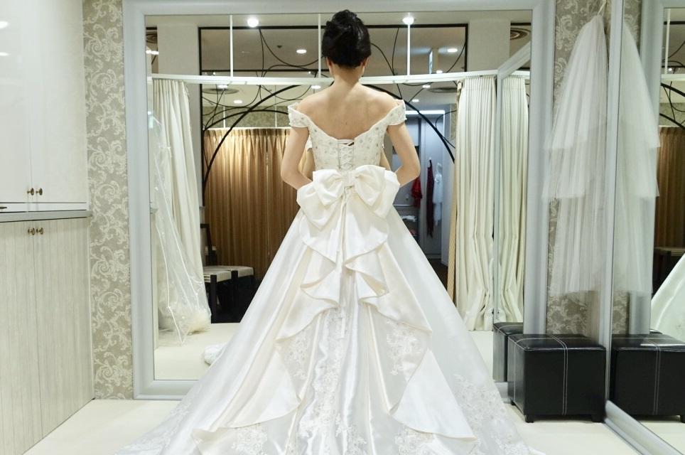 一名女網友和老公在拍攝婚紗照前先試婚紗,結果婆婆硬要跟還狂出意見。(示意圖,photoAC)