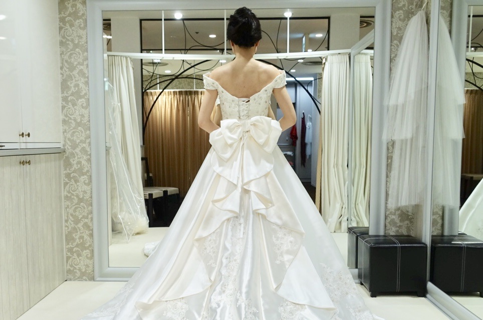 一名女網友和老公在拍攝婚紗照前先試婚紗，結果婆婆硬要跟還狂出意見。（示意圖，photoAC）