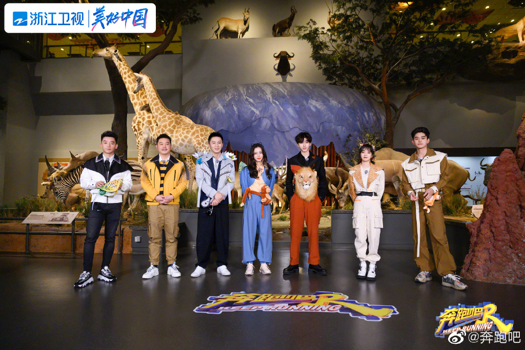 Lucas(右)參加陸綜《奔跑吧》,與蔡徐坤(右三)、Angelababy(中)、宋雨琦(右二)等人同台。(翻攝奔跑吧微博)