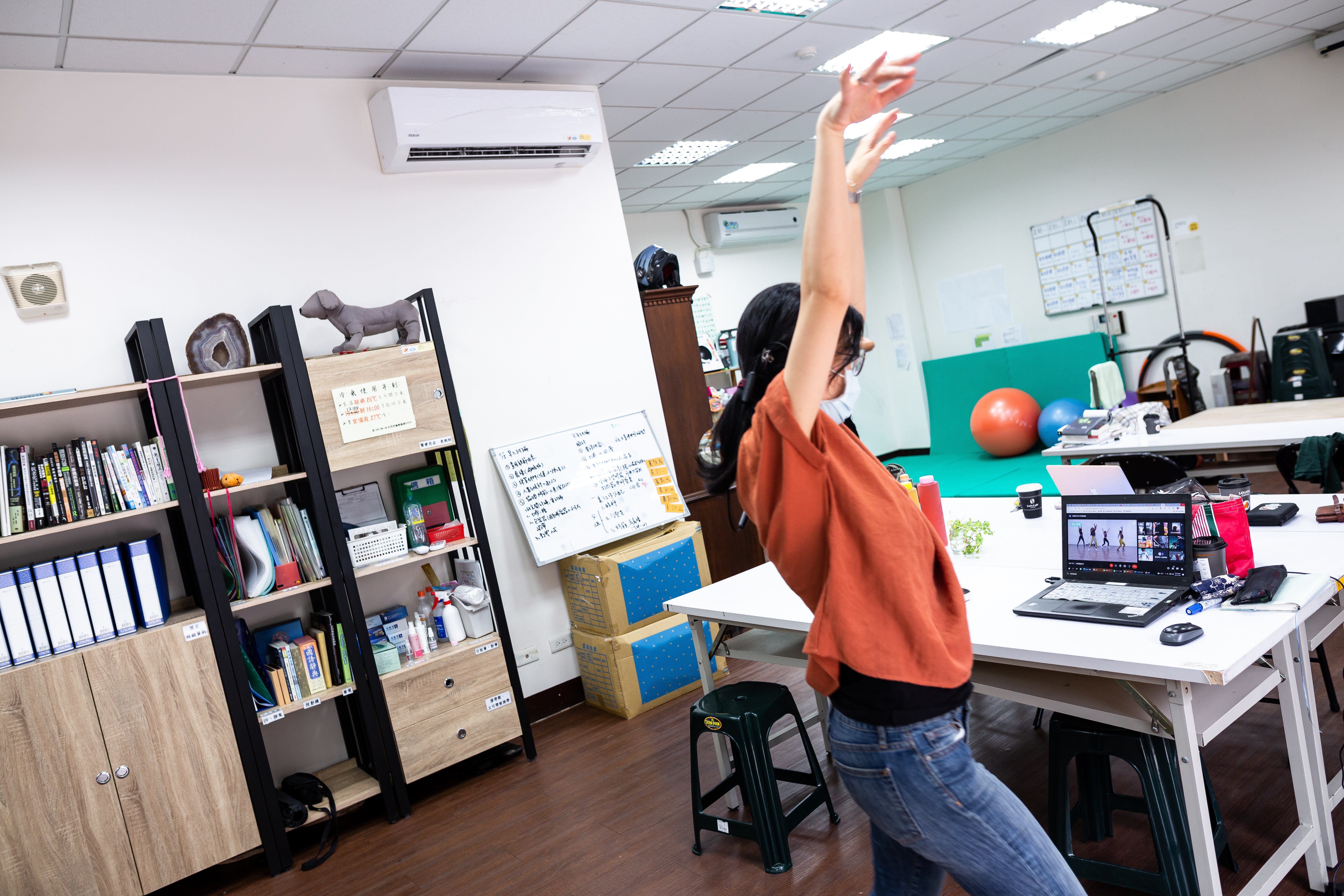 疫情期間向陽會所也不得閒，心理師林依璇陪不能出門的會員在線上一起運動。