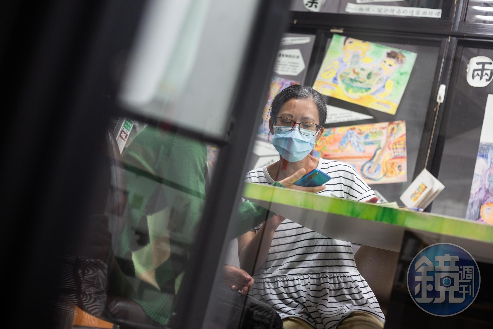 李麗芬（右）一步一步教病友吳小姐（左）如何使用通訊軟體。
