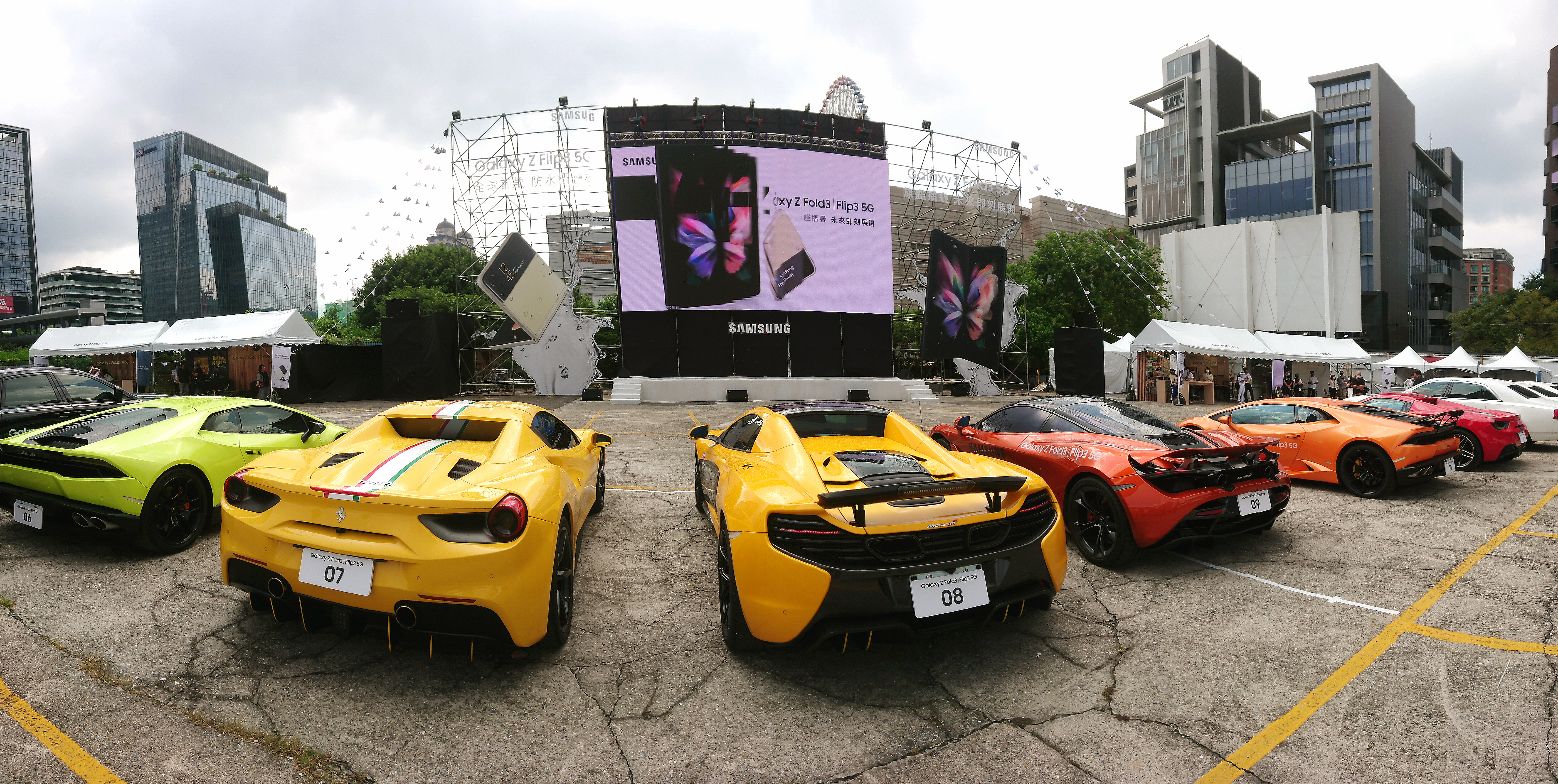 今年台灣三星在內湖租下停車場空地，找來數十輛豪華超跑名車，以戶外汽車電影院形式舉辦。