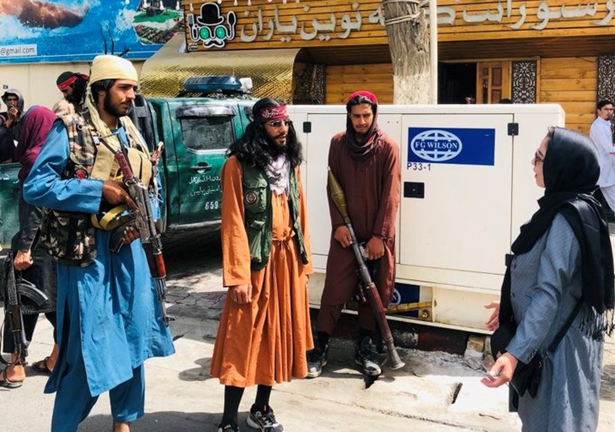一名年輕塔利班分子（中）身穿橘色GUCCI洋裝，全身行頭約18萬台幣。（翻攝yildarado推特）