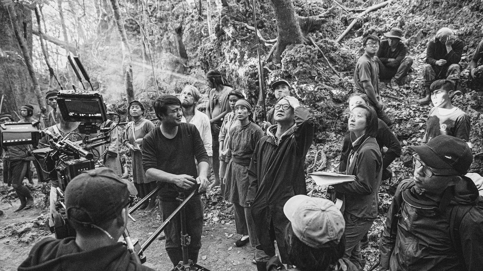 曹瑞原(中)率大批工作人員在深山中取景,面對當地多變氣候只能耐心等待。(翻攝自《斯卡羅》官方臉書)