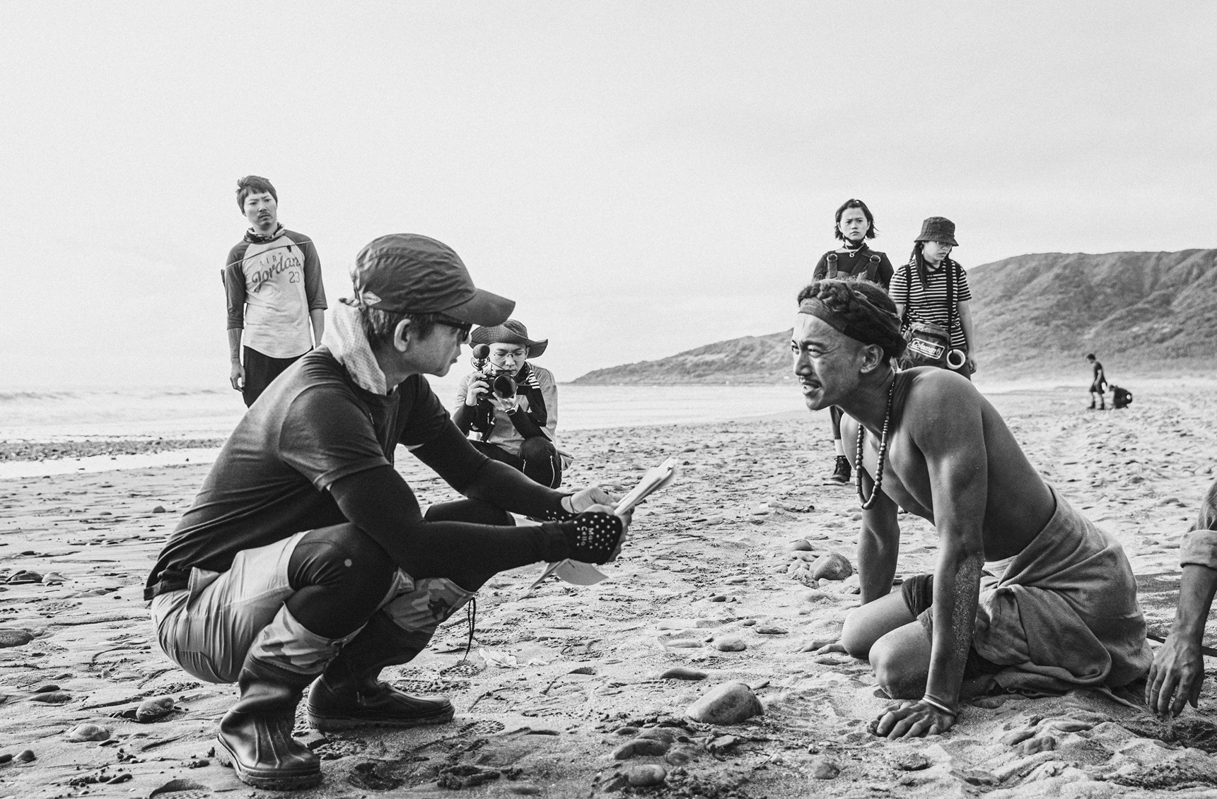 僅管在烈日下，曹瑞原（左）與吳慷仁（右）仍在現場專注討論。（翻攝自《斯卡羅》官方臉書）