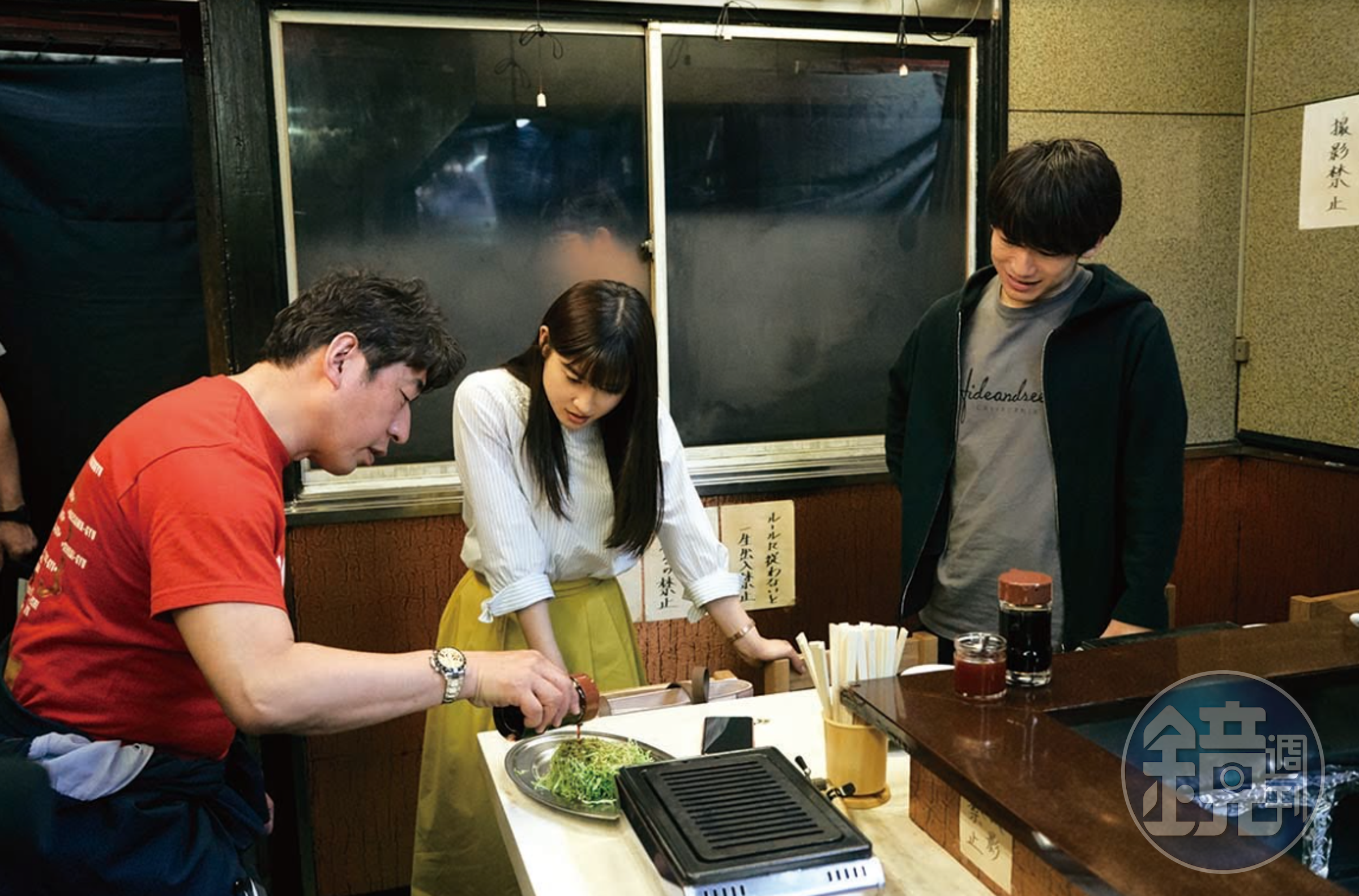 寺門JIMON（左）首次執導電影《強運燒肉饌》，對吃很講究的他，在拍攝現場也親自傳授各種「吃」的祕訣。（鴻聯國際提供）