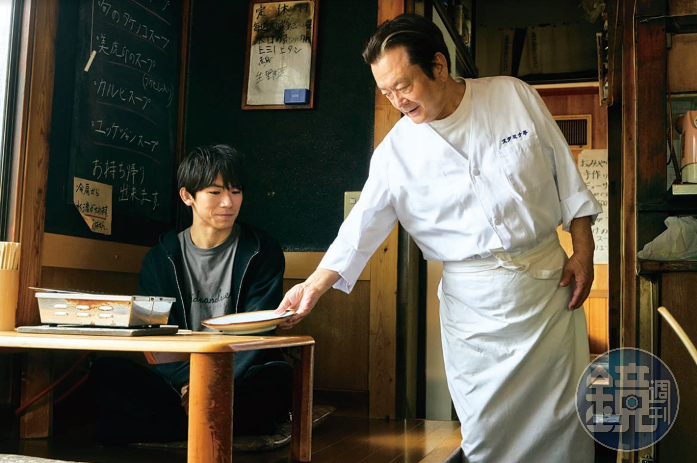 NAOTO（左）因自責而離家出走，成人後因緣際會下展開美食之旅，尋找母親的祕密食譜。（鴻聯國際提供）