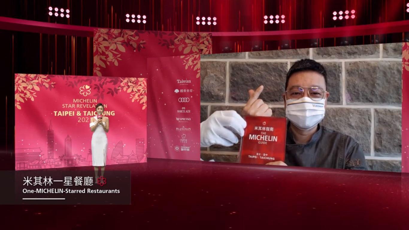 「金蓬萊遵古台菜」老闆陳博璿有看鏡頭,還手比愛心,很有鏡頭意識。(翻攝《台北台中米其林指南2021》線上發表會)