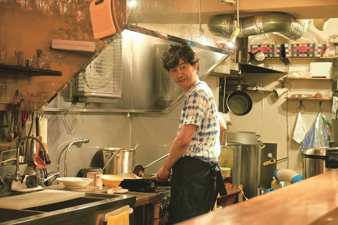 大泉洋短暫客串《強運燒肉饌》化身咖哩店老闆，他也是由導演寺門JIMON親自邀約。（鴻聯國際提供）