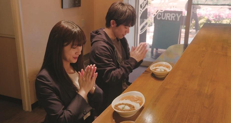 片中土屋太鳳（左）向NAOTO提議吃完燒肉後去咖哩店續攤。（鴻聯國際提供）