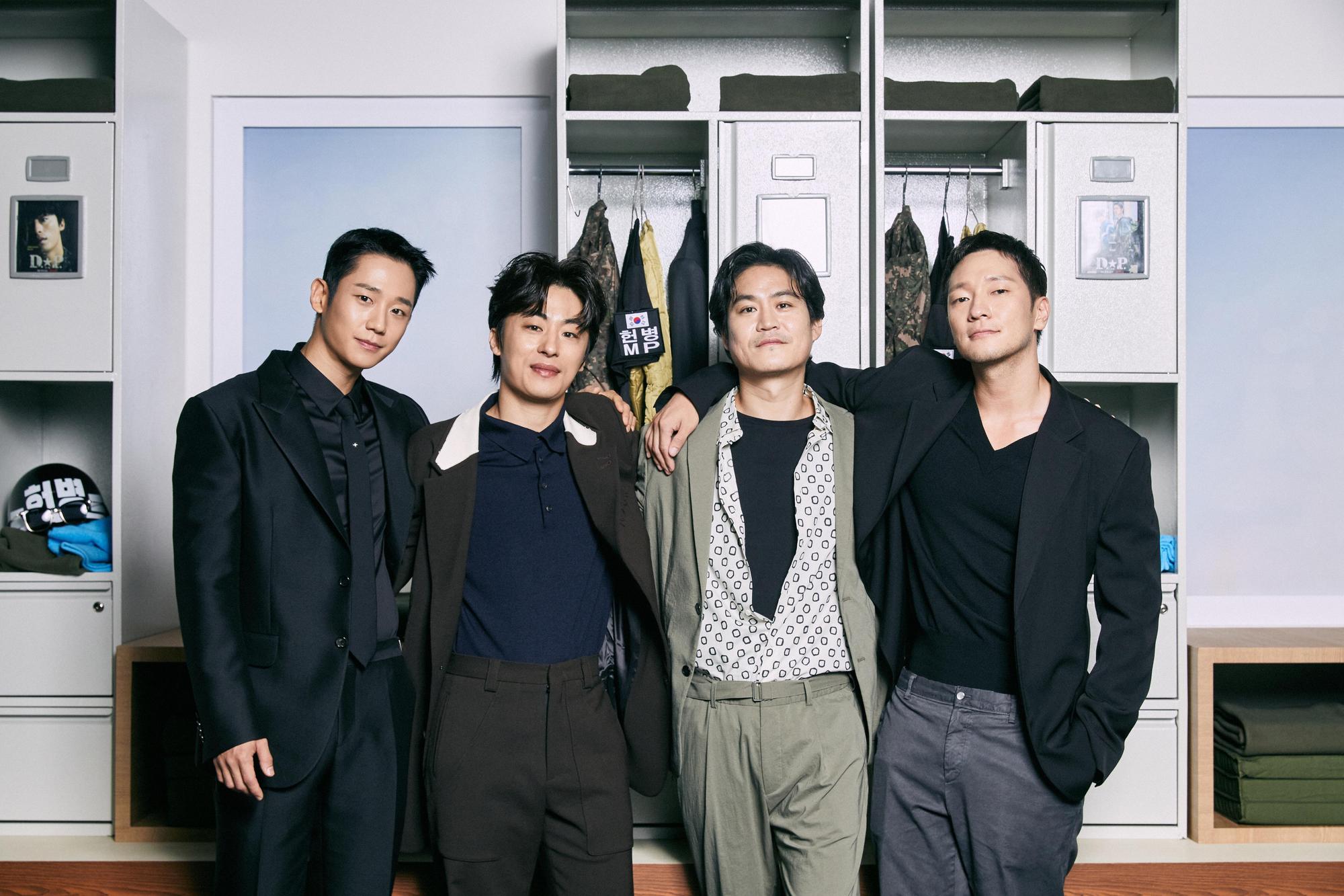 Netflix將劇中軍隊寢室裝備在記者會場真實重現，讓演員們感覺像重新拍戲的感覺。左起丁海寅、具教煥、金成昀、孫錫求。 （Netflix提供）